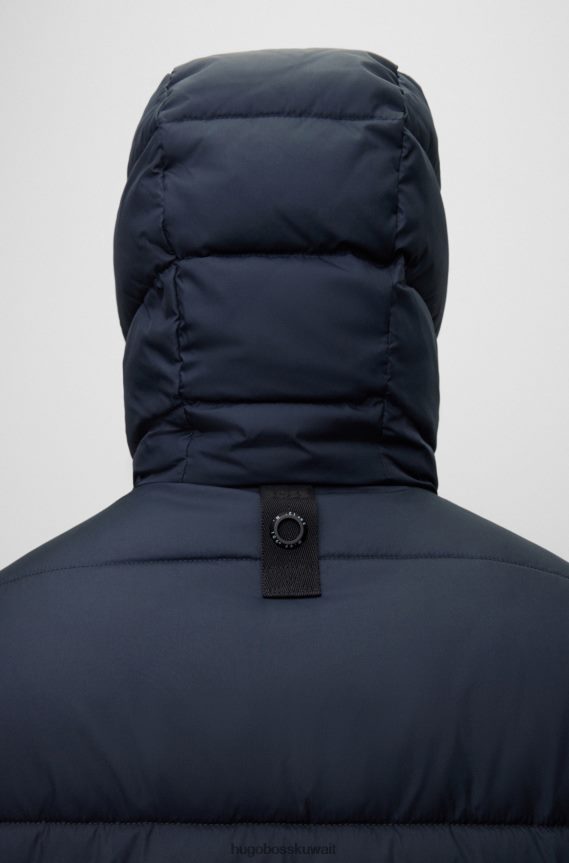 4TFNJN1022 أزرق غامق Hugo Boss سترة منتفخة بغطاء رأس مقاومة للماء باللون الأزرق الداكن مع رقعة شعار Hugo