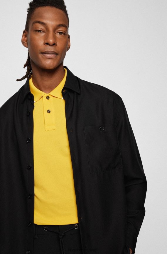 4TFNJN1024 أصفر فاتح Hugo Boss قميص بولو هوغو ذو قصة ضيقة باللون الأصفر الفاتح مع شعار أسفل الياقة