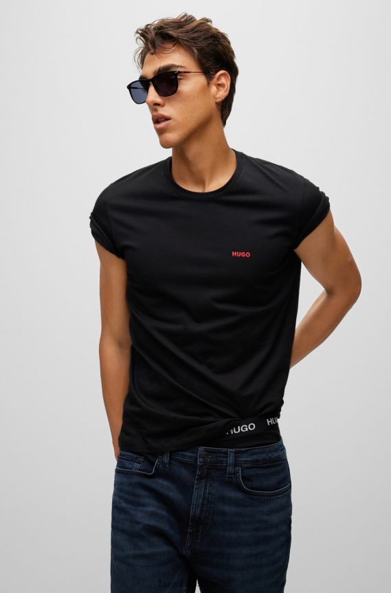 4TFNJN1039 أسود Hugo Boss حزمة من ثلاثة قمصان داخلية مع شعار أحمر مطبوع باللون الأسود
