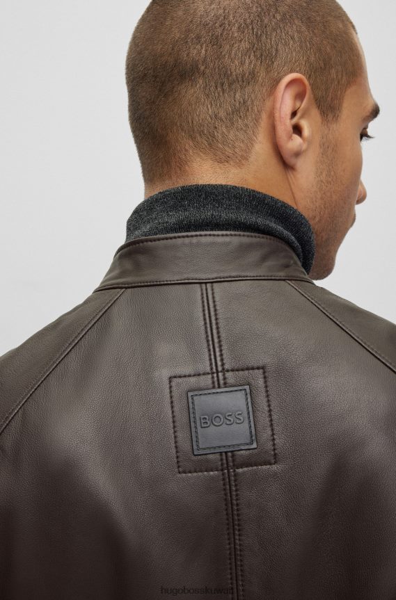 4TFNJN1050 بني غامق Hugo Boss سترة Hugo ضيقة من جلد الحمل مع تفاصيل مبطنة باللون البني الداكن