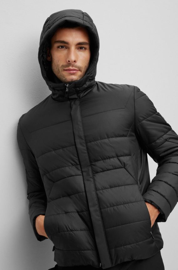 4TFNJN1060 أسود Hugo Boss سترة هوغو سوداء بغطاء رأس مقاومة للماء مع رقعة شعار