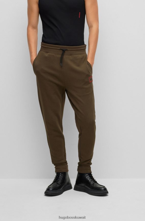 4TFNJN1068 أخضر غامق Hugo Boss قطعة سفلية من بدلة رياضية من قطن تيري من Hugo مع شعار بإطار أحمر وأخضر داكن