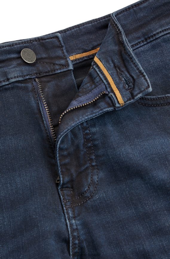 4TFNJN1070 أزرق غامق Hugo Boss جينز أزرق داكن بقصّة ضيّقة من قماش الدنيم المريح والمطاط باللون الأزرق والأسود