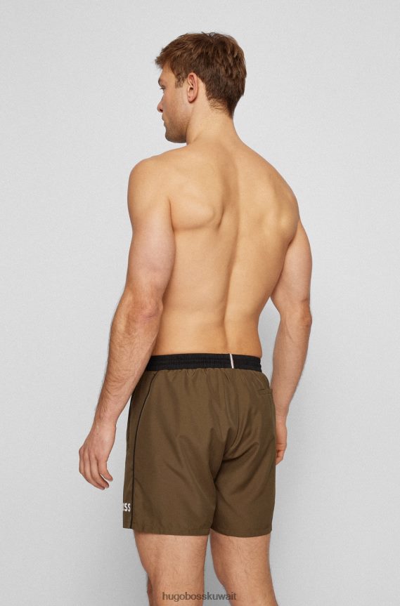 4TFNJN1079 أخضر غامق Hugo Boss شورت سباحة بشعار متباين باللون الأخضر الداكن من Hugo مصنوع من مواد معاد تدويرها