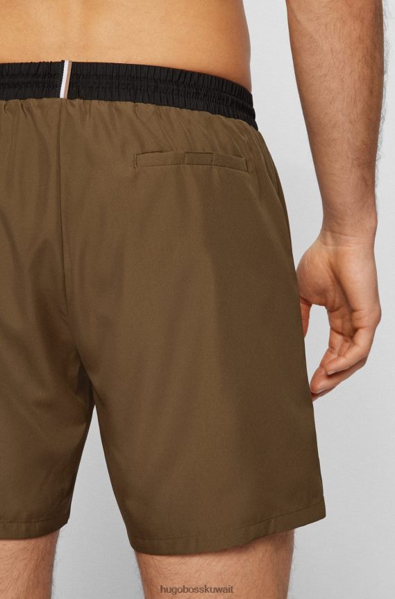 4TFNJN1079 أخضر غامق Hugo Boss شورت سباحة بشعار متباين باللون الأخضر الداكن من Hugo مصنوع من مواد معاد تدويرها