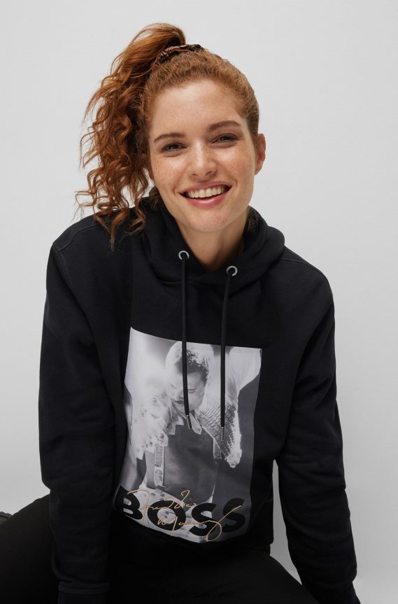 4TFNJN1118 أسود Hugo Boss سترة بغطاء للرأس من قطن تيري باللون الأسود مع عمل فني حصري من هوغو