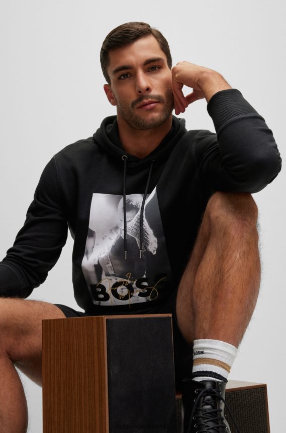 4TFNJN1118 أسود Hugo Boss سترة بغطاء للرأس من قطن تيري باللون الأسود مع عمل فني حصري من هوغو