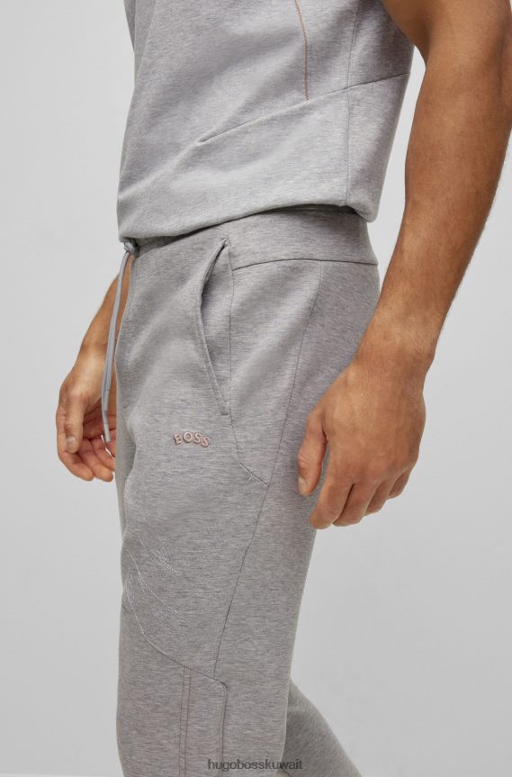 4TFNJN1136 رمادي فاتح Hugo Boss بدلة رياضية من مزيج القطن باللون الرمادي الفاتح مع عمل فني شبكي