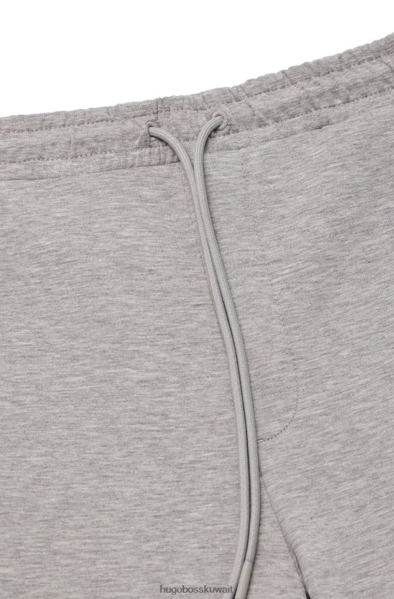 4TFNJN1136 رمادي فاتح Hugo Boss بدلة رياضية من مزيج القطن باللون الرمادي الفاتح مع عمل فني شبكي