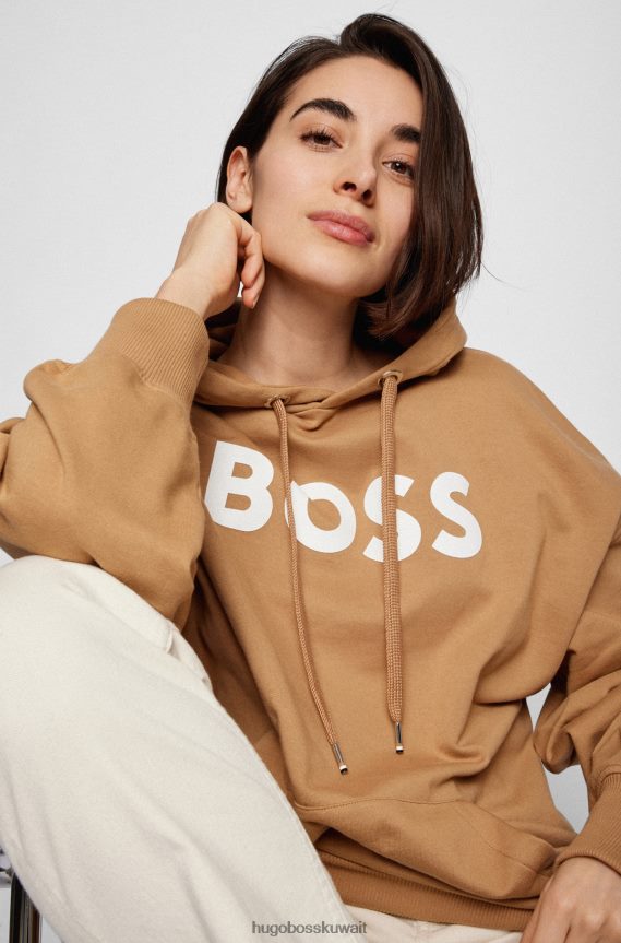 4TFNJN1151 اللون البيج Hugo Boss سويت شيرت هوغو من القطن العضوي باللون البيج مع شعار متباين