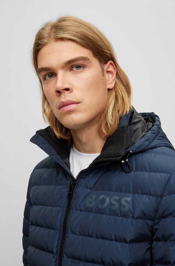 4TFNJN1154 أزرق غامق Hugo Boss سترة زرقاء داكنة مقاومة للماء مع تفاصيل شعار هوغو