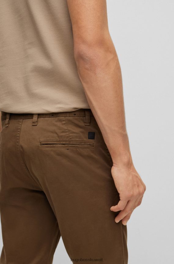 4TFNJN1256 أخضر غامق Hugo Boss تشينو هوغو باللون الأخضر الداكن مصنوع من الساتان القطني المطاطي المصبوغ