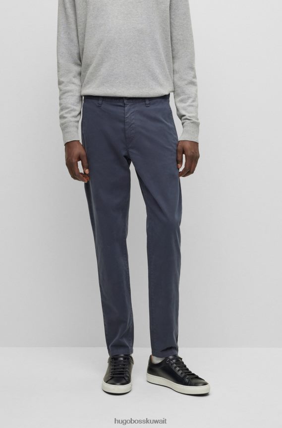 4TFNJN1259 أزرق غامق Hugo Boss تشينو بقصّة مدببة من الساتان القطني المصبوغ باللون الأزرق الداكن