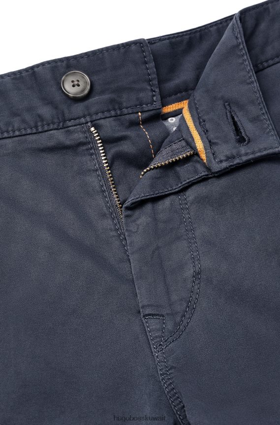 4TFNJN1259 أزرق غامق Hugo Boss تشينو بقصّة مدببة من الساتان القطني المصبوغ باللون الأزرق الداكن