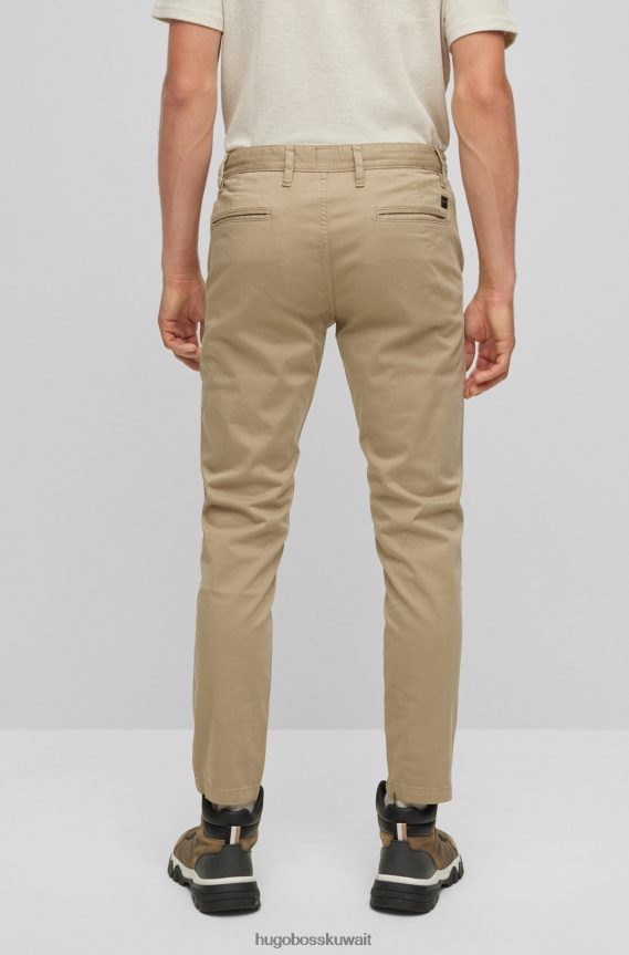 4TFNJN1262 البني الفاتح Hugo Boss بنطال تشينو بني فاتح مدبب من هوغو مصنوع من الساتان القطني المصبوغ