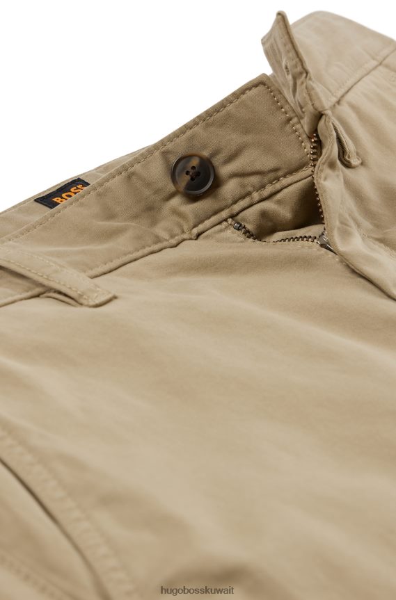 4TFNJN1262 البني الفاتح Hugo Boss بنطال تشينو بني فاتح مدبب من هوغو مصنوع من الساتان القطني المصبوغ