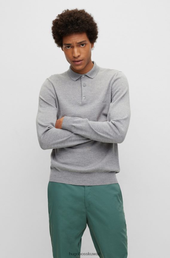 4TFNJN1274 رمادي فاتح Hugo Boss سترة هوغو بولو باللون الرمادي الفاتح من الصوف البكر مع شعار مطرز