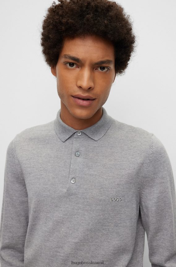 4TFNJN1274 رمادي فاتح Hugo Boss سترة هوغو بولو باللون الرمادي الفاتح من الصوف البكر مع شعار مطرز