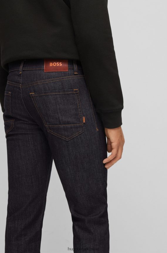 4TFNJN1317 أزرق غامق Hugo Boss هوغو جينز أزرق داكن بقصة عادية من قماش الدنيم الأزرق القابل للتمدد