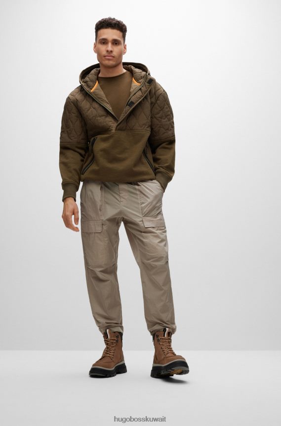 4TFNJN1331 أخضر غامق Hugo Boss تي شيرت من الجيرسي القطني بقصة عادية مع رقعة شعار Hugo باللون الأخضر الداكن