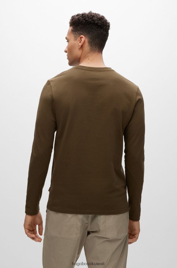 4TFNJN1331 أخضر غامق Hugo Boss تي شيرت من الجيرسي القطني بقصة عادية مع رقعة شعار Hugo باللون الأخضر الداكن