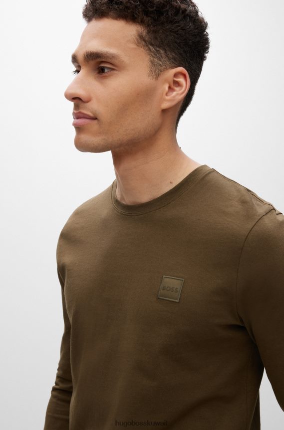 4TFNJN1331 أخضر غامق Hugo Boss تي شيرت من الجيرسي القطني بقصة عادية مع رقعة شعار Hugo باللون الأخضر الداكن