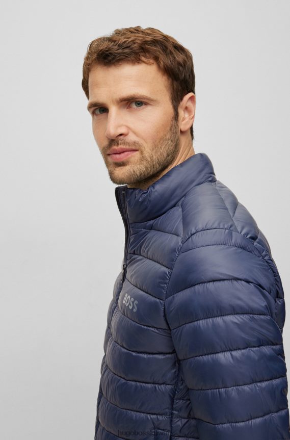 4TFNJN1334 أزرق غامق Hugo Boss سترة هوغو مبطنة مقاومة للماء باللون الأزرق الداكن مع شعار ملون