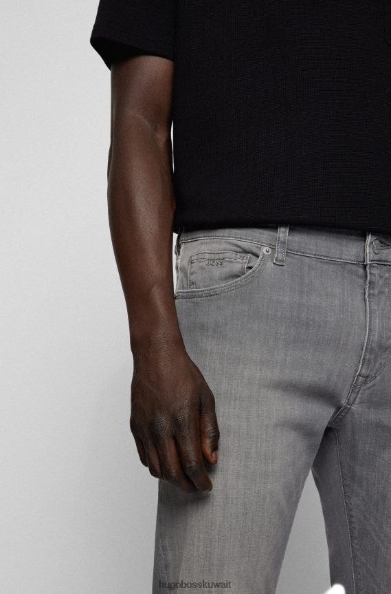 4TFNJN1341 رمادي Hugo Boss هوغو جينز رمادي بقصة عادية من قماش الدنيم الرمادي خفيف الوزن