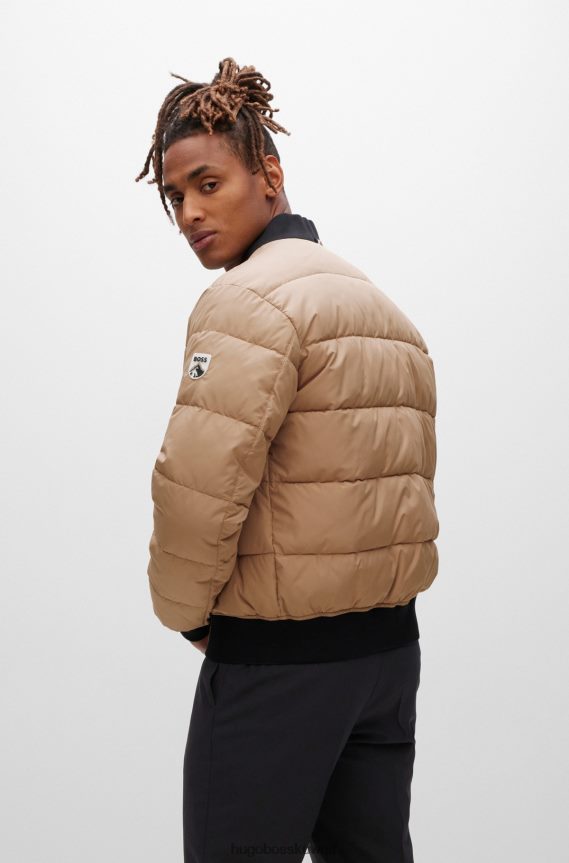 4TFNJN1345 اللون البيج Hugo Boss سترة مبطنة مقاومة للماء مع شعار شارة هوغو بيج