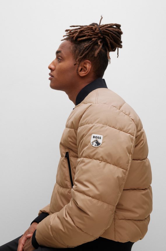 4TFNJN1345 اللون البيج Hugo Boss سترة مبطنة مقاومة للماء مع شعار شارة هوغو بيج