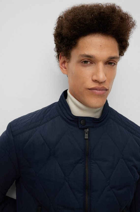 4TFNJN1372 أزرق غامق Hugo Boss هوغو سترة مبطنة مقاومة للماء مع رقعة شعار باللون الأزرق الداكن