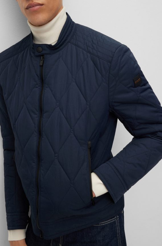 4TFNJN1372 أزرق غامق Hugo Boss هوغو سترة مبطنة مقاومة للماء مع رقعة شعار باللون الأزرق الداكن