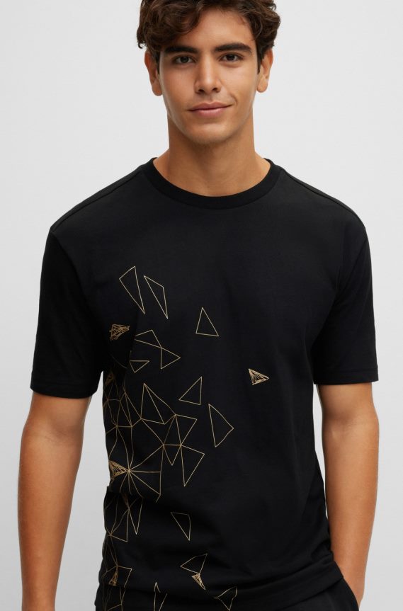 4TFNJN1376 أسود Hugo Boss تيشيرت هوغو من الجيرسي القطني باللون الأسود مع شعار منحني بتأثير معدني