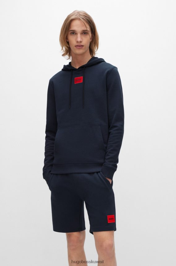 4TFNJN1394 أزرق غامق Hugo Boss كنزة هوغو بغطاء رأس باللون الأزرق الداكن من قطن تيري مع ملصق شعار باللون الأحمر