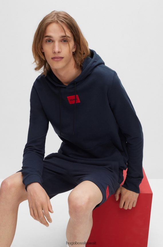 4TFNJN1394 أزرق غامق Hugo Boss كنزة هوغو بغطاء رأس باللون الأزرق الداكن من قطن تيري مع ملصق شعار باللون الأحمر