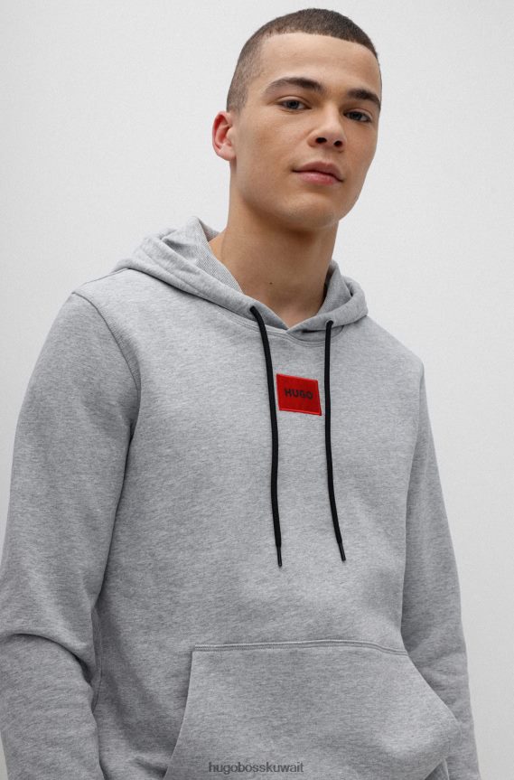 4TFNJN1395 الرمادي الداكن Hugo Boss سويت شيرت هوغو بغطاء رأس باللون الرمادي الداكن من قطن تيري مع ملصق شعار أحمر