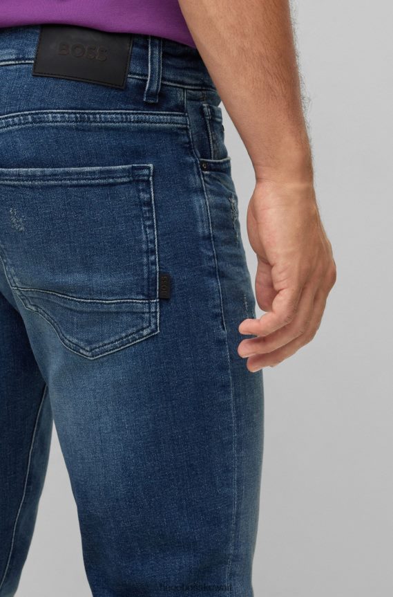 4TFNJN1402 أزرق غامق Hugo Boss هوغو جينز بقصة عادية باللون الأزرق من قماش الدنيم المريح والمطاط باللون الأزرق الداكن