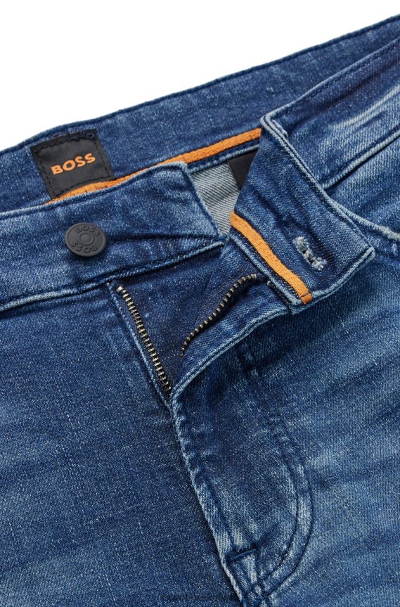 4TFNJN1402 أزرق غامق Hugo Boss هوغو جينز بقصة عادية باللون الأزرق من قماش الدنيم المريح والمطاط باللون الأزرق الداكن