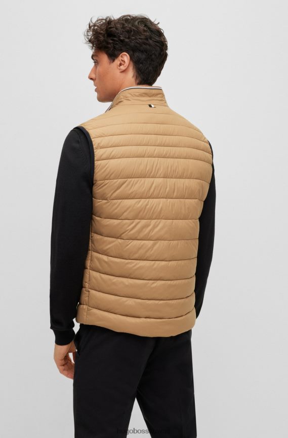 4TFNJN1407 اللون البيج Hugo Boss جيليه هوغو بيج مبطن طارد للماء مع شريط شعار ثلاثي الأبعاد