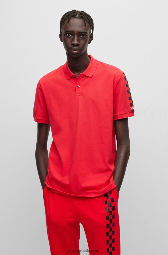 4TFNJN1429 أحمر Hugo Boss قميص بولو بقصة عادية من قطن بيكيه مع شعار عمل فني باللون الأحمر