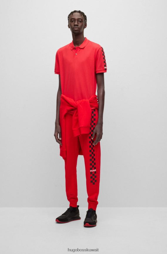 4TFNJN1429 أحمر Hugo Boss قميص بولو بقصة عادية من قطن بيكيه مع شعار عمل فني باللون الأحمر