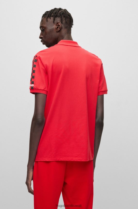 4TFNJN1429 أحمر Hugo Boss قميص بولو بقصة عادية من قطن بيكيه مع شعار عمل فني باللون الأحمر