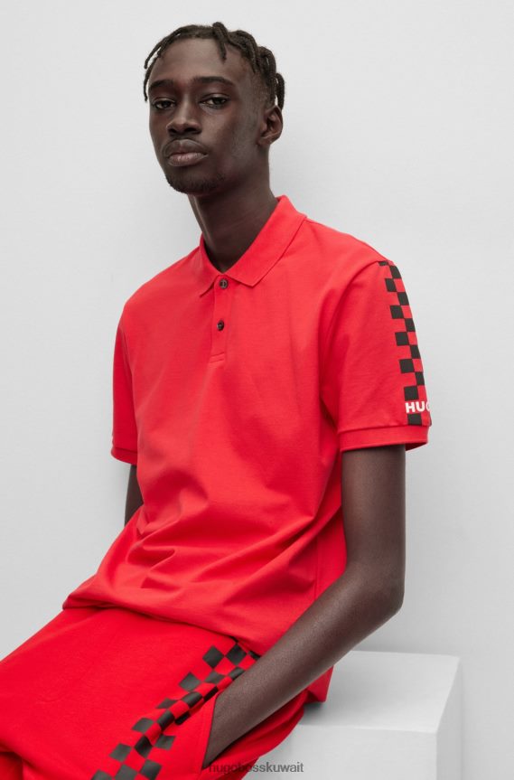 4TFNJN1429 أحمر Hugo Boss قميص بولو بقصة عادية من قطن بيكيه مع شعار عمل فني باللون الأحمر