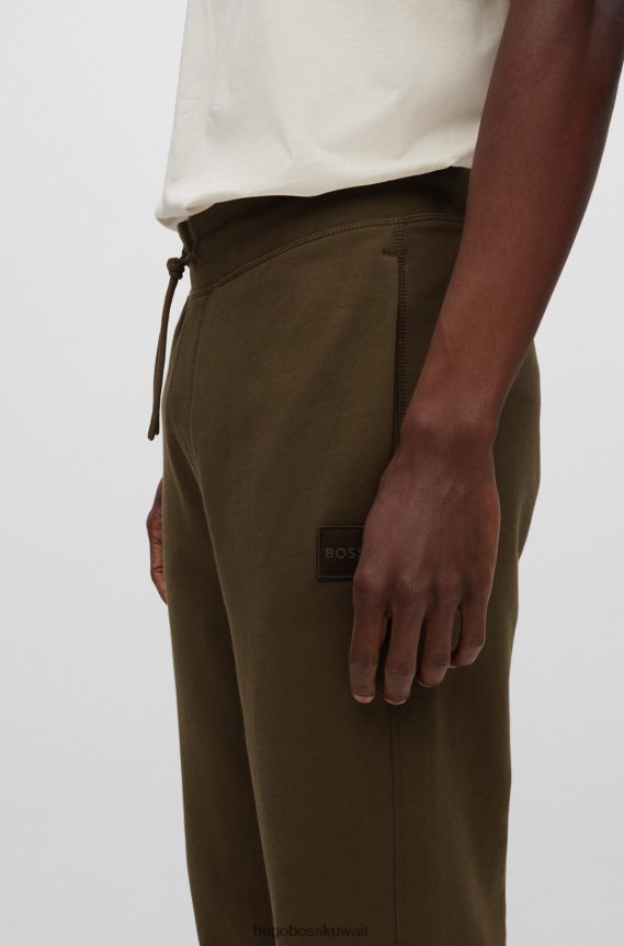 4TFNJN1437 أخضر غامق Hugo Boss بدلة رياضية من Hugo مصنوعة من قطن تيري باللون الأخضر الداكن مع رقعة الشعار