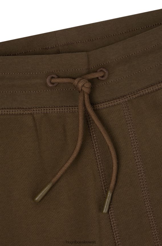 4TFNJN1437 أخضر غامق Hugo Boss بدلة رياضية من Hugo مصنوعة من قطن تيري باللون الأخضر الداكن مع رقعة الشعار