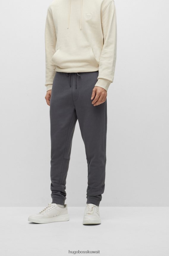 4TFNJN1439 الرمادي الداكن Hugo Boss سروال رياضي من قطن تيري مع رقعة شعار هوغو باللون الرمادي الداكن
