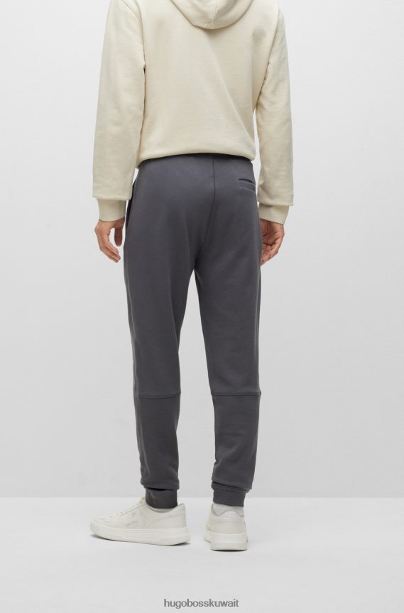 4TFNJN1439 الرمادي الداكن Hugo Boss سروال رياضي من قطن تيري مع رقعة شعار هوغو باللون الرمادي الداكن
