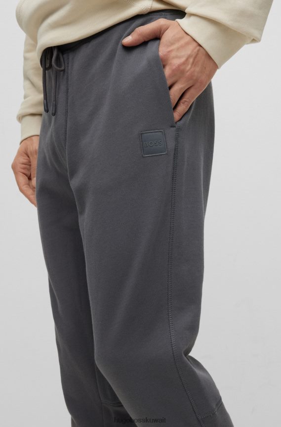4TFNJN1439 الرمادي الداكن Hugo Boss سروال رياضي من قطن تيري مع رقعة شعار هوغو باللون الرمادي الداكن