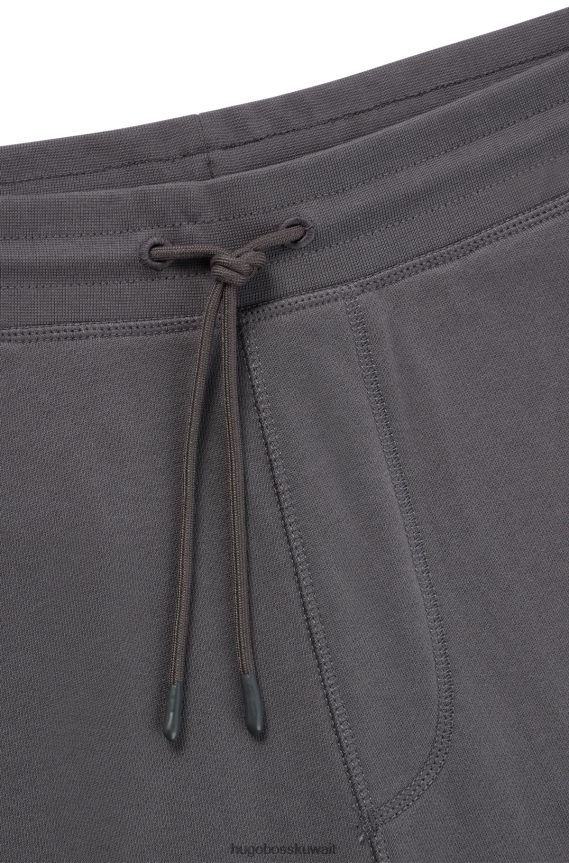 4TFNJN1439 الرمادي الداكن Hugo Boss سروال رياضي من قطن تيري مع رقعة شعار هوغو باللون الرمادي الداكن