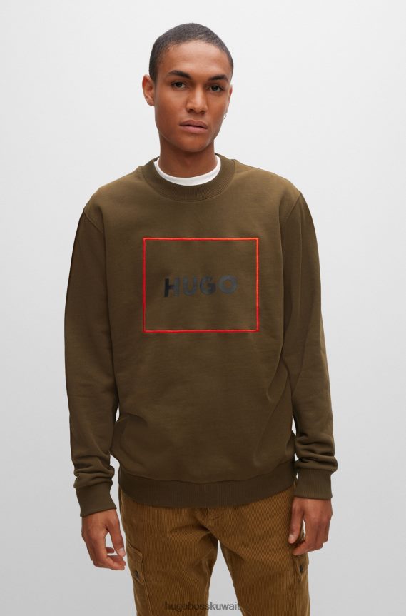 4TFNJN1452 أخضر غامق Hugo Boss سويت شيرت من قطن تيري باللون الأخضر الداكن مع شعار Hugo بإطار أحمر